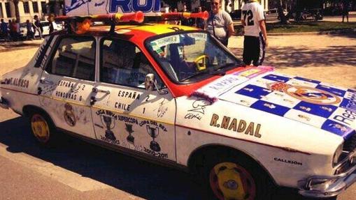 El Renault 12 del Real Madrid muestra los trofeos del club