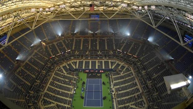 Así luce la Arthur Ashe con el techo retractil cubriendo la pista