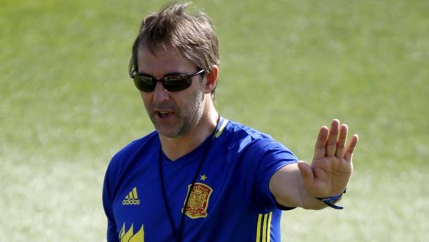 Lopetegui, durante el entrenamiento de ayer en Las Rozas