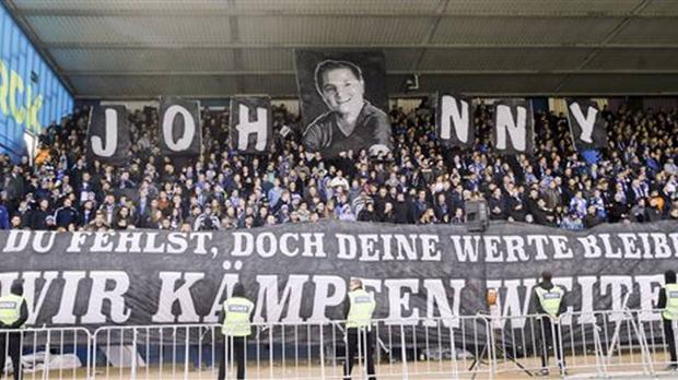 Pancarta en recuerdo a Jonathan Heimes que la afición del Darmstadt desplegó el pasado marzo