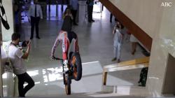 Toni Bou baja las escaleras en ABC