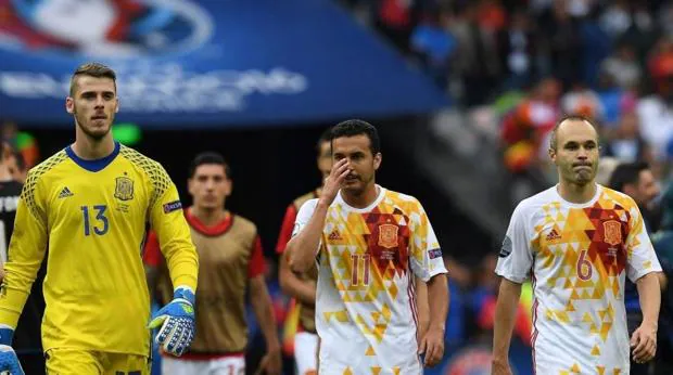 De Gea, Pedro e Iniesta se lamentan tras cer en los octavos de final de la pasada Eurocopa ante Italia