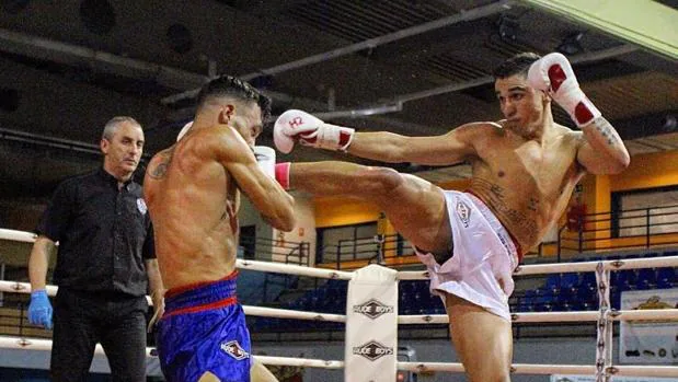 Jonathan Fabián golpea con una patada alta en un combate de muay thai
