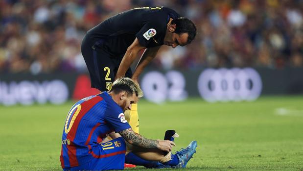 Godín habla con Messi de su lesión