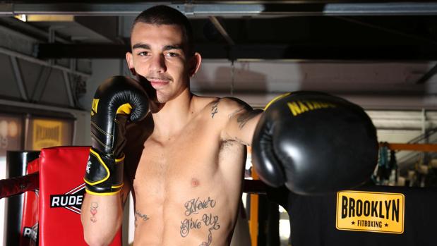 El aspirante al campeonato Mundial júnior, Jon Fernández, posa en el gimnasio Brooklyn para ABC