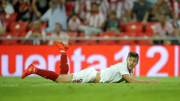 Vietto, jugador del Sevilla, en el suelo durante el Athletic-Sevilla del pasado sábado