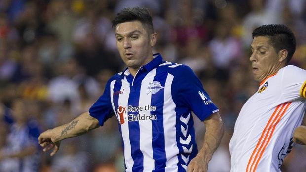 Daniel Torres, a la izquierda, junto a un jugador del Valencia en un duelo liguero