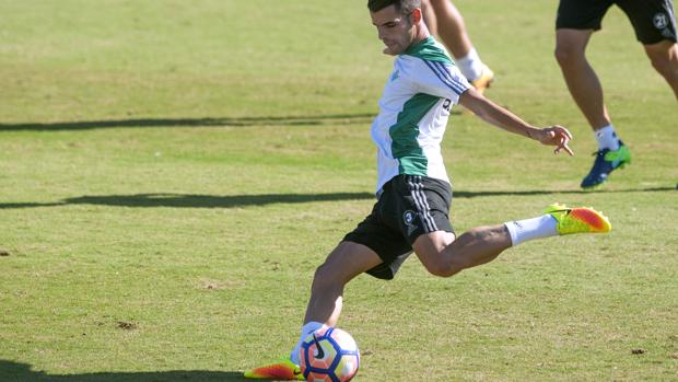 Carlos Vela remata para marcar el únio gol del partido ante el Betis