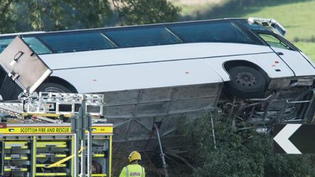 Un muerto y 21 heridos al volcar un autobús de aficionados del Rangers