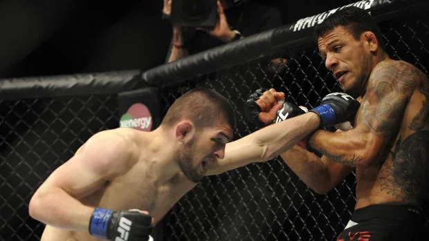 Khabib Nurmagomedov (izquierda) golpea a Rafael Dos Anjos en una pelea de UFC