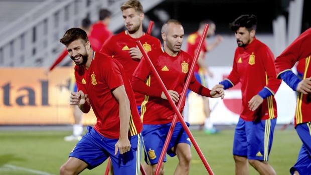 Los jugadores de España, durante el entrenamiento previo al partido