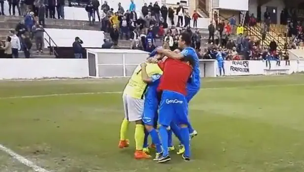 Los jugadores del Formentera se abrazan tras el pase a los dieciseisavos de la Copa del Rey