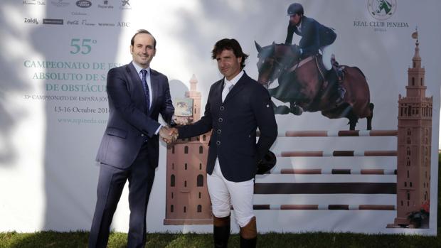 El redactor jefe de Deportes de ABC de Sevilla, Ramón Román, entrega el premio a Iván Serrano