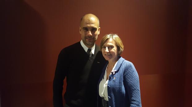 Pep Guardiola junto a Carme Forcadell en el Camp Nou