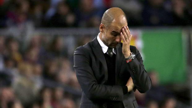 Guardiola, cabizbajo en el duelo del Camp Nou, también falló con el Manchester City frente al Barcelona