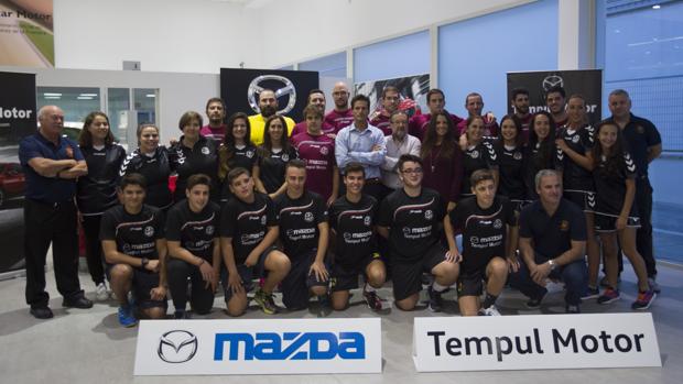 Los jugadores posan con sus nuevas equipaciones en la presentación del acuerdo. :: antonio vázquez