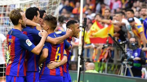 Los jugadores del Barcelona celebran el gol de Messi