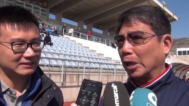 Xu Genbao, a la derecha, dueño del Lorca CF