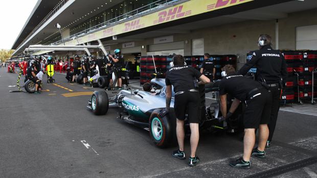 El Mercedes de Hamilton, en el pit-lane del autódromo de México