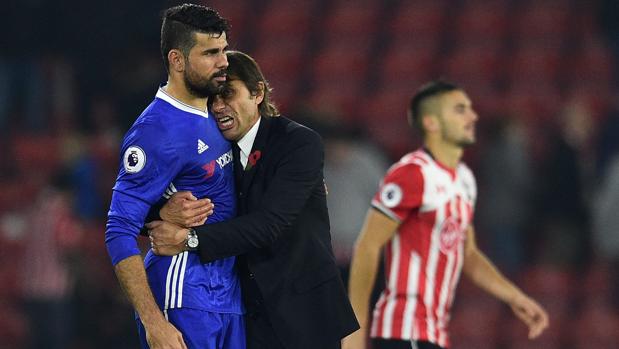 Antonio Conte, entrenador del Chelsea, felicita a Diego Costa