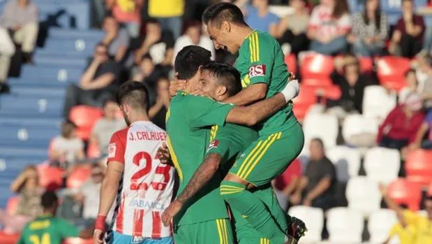 Dani Güiza, felicitado por sus compañeros tras el gol en Lugo
