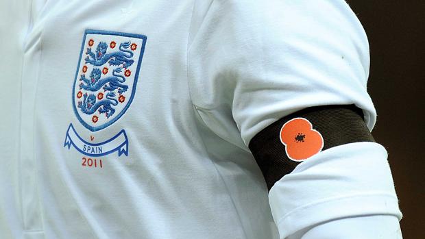 Brazalete con la amapola en la camiseta inglesa en el Inglaterra-España de 2011