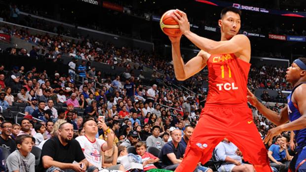 La peculiar protesta de Yi Jianlian