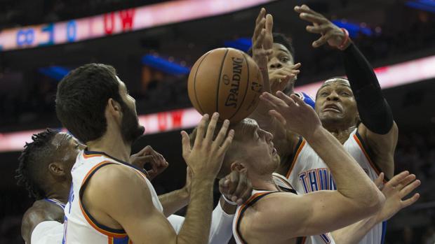 Abrines pelea por el balón