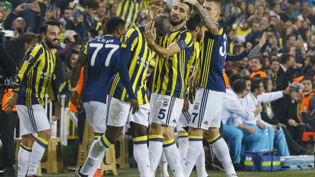 Moussa Sow, celebrando su gol junto a sus compañeros