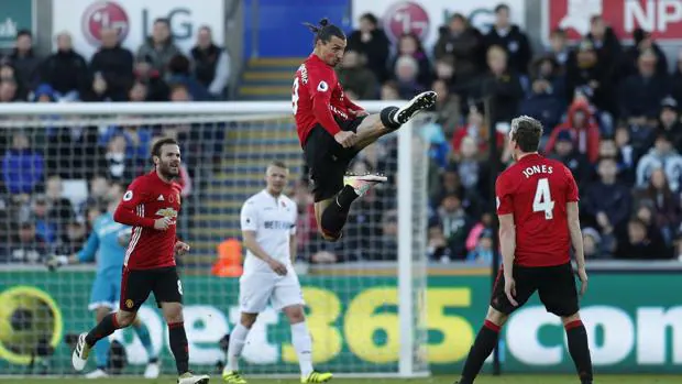 Zlatan Ibrahimovic celebra su primer gol ante el Swansea