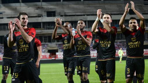 Los jugadores del Guingamp saludan a sus aficionados