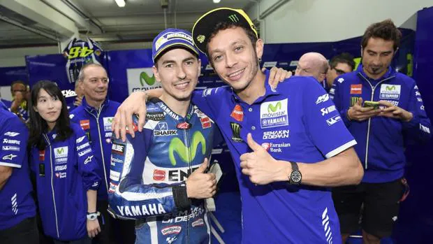 Lorenzo y Rossi, en el box de Yamaha en Cheste