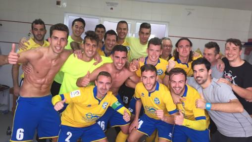 Los jugadores del Siete Villas celebran el último triunfo