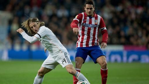 Modric y Koke pugnan por un balón