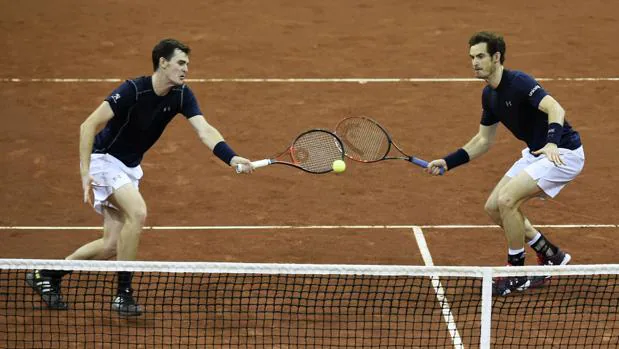 Jamie y Andy Murray, en un partido de la Davis