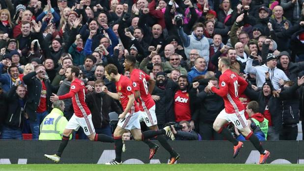 Dos aficionados durmieron en los baños de Old Trafford para ver un partido del Manchester United