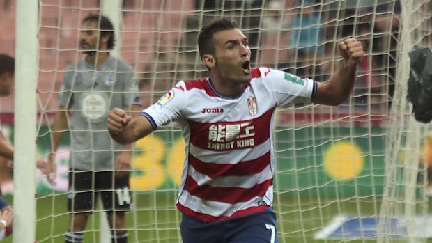Barral celebra un gol con el Granada