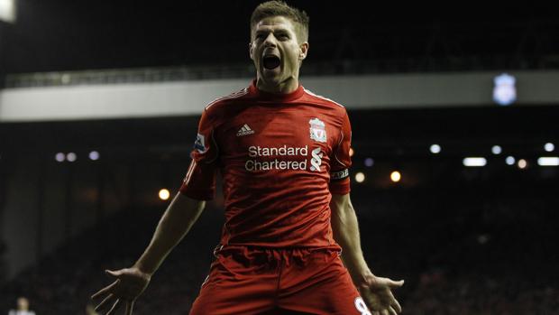 Steven Gerrard celebra un gol con el Liverpool