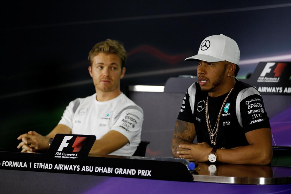 Hamilton habla en presencia de Rosberg