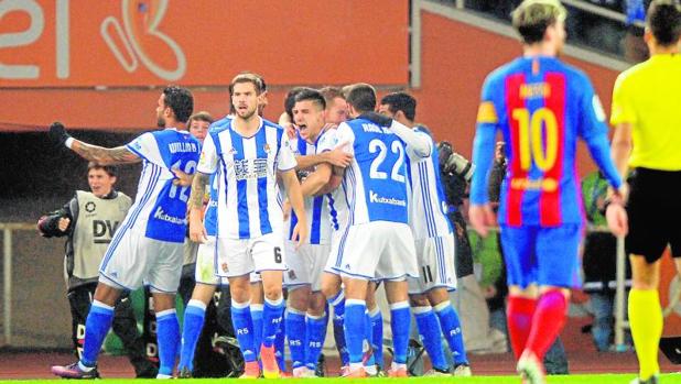 El árbitro atraca a la Real Sociedad y el Barça hace el ridículo