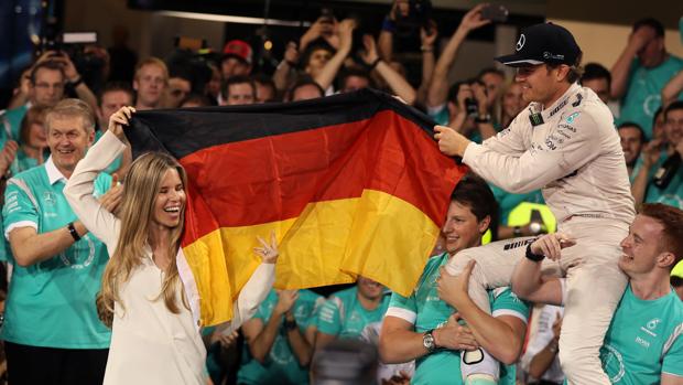 Nico Rosberg celebra su título mundial junto a su mujer y el equipo Mercedes
