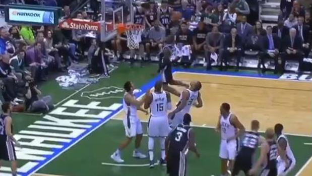 El descomunal mate a una mano de Jonathon Simmons