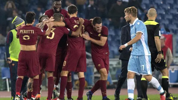 Los jugadores de la Roma celebran el triunfo de su equipo