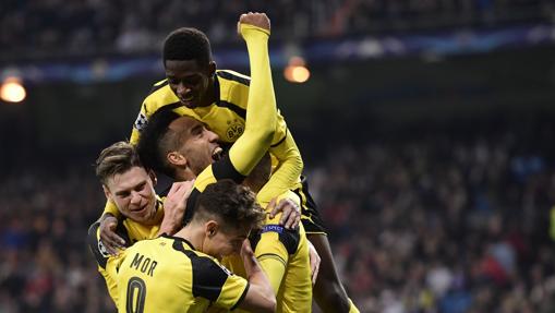 Los jugadores del Dormund celebran el gol de Reus en el Bernabéu