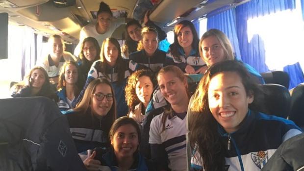 Las jugadoras del Sporting Huelva, este jueves regresando en su autobús desde Albacete