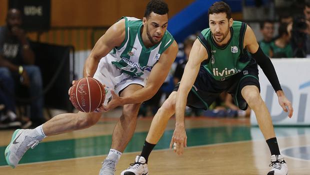 Trent Lockett, controla la pelota ante el base del Joventut, Sergi Vidal