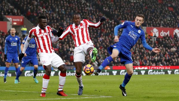 El Leicester, con diez, evita la derrota en el último minuto