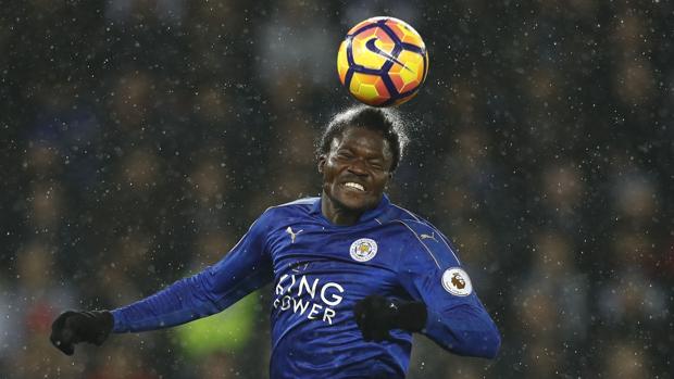 El Leicester, con diez, evita la derrota en el último minuto