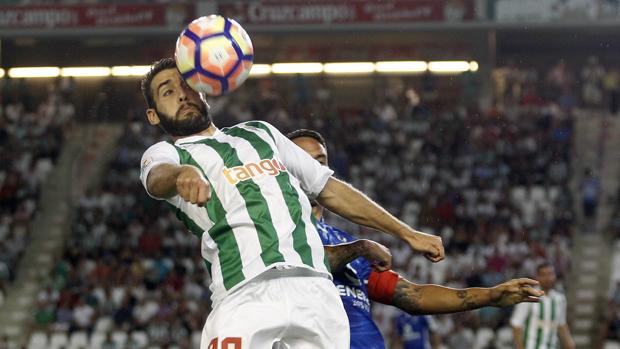 El lateral derecho del Córdoba CF Antoñito cabecea el esférico