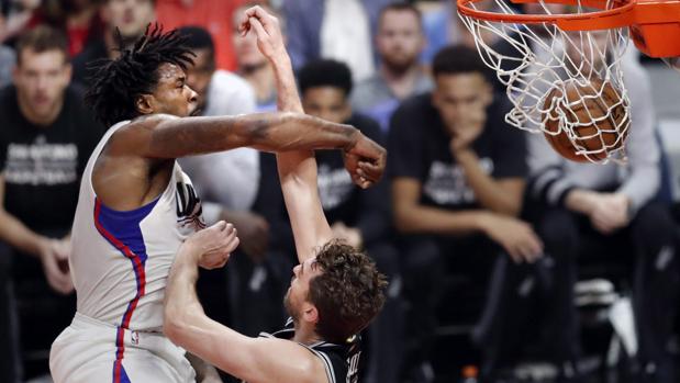 DeAndre Jordan arrolla a Pau Gasol con un mate monstruoso